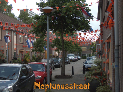 716550 Fotopaneeltje, met een afbeelding van de oranjeversiering in de Neptunusstraat te Utrecht. De versiering is ...